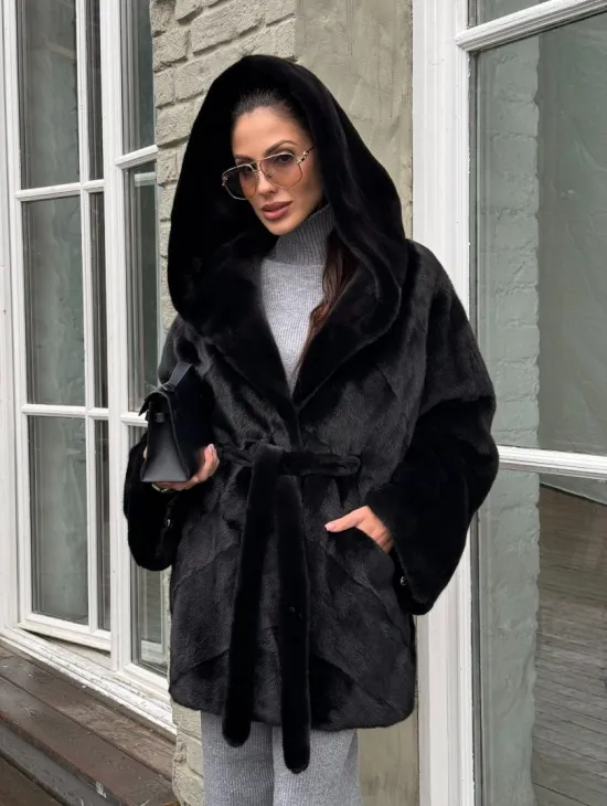 Шуба из канадской норки с капюшоном кобра, фасон летучая мышь