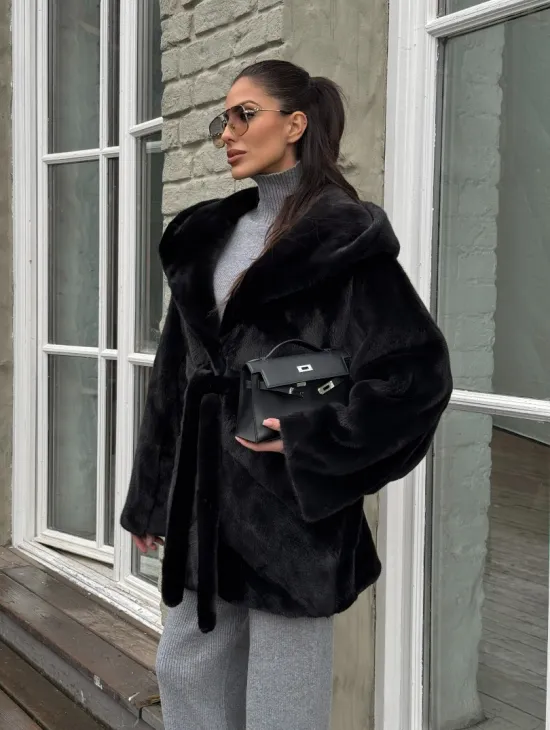 Шуба из канадской норки с капюшоном кобра, фасон летучая мышь