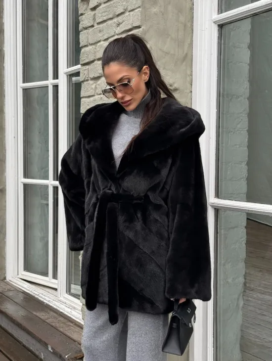 Шуба из канадской норки с капюшоном кобра, фасон летучая мышь