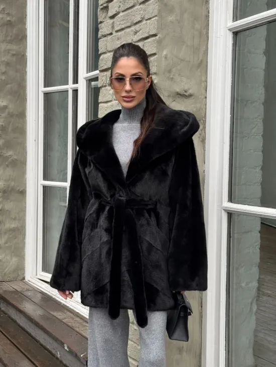 Шуба из канадской норки с капюшоном кобра, фасон летучая мышь