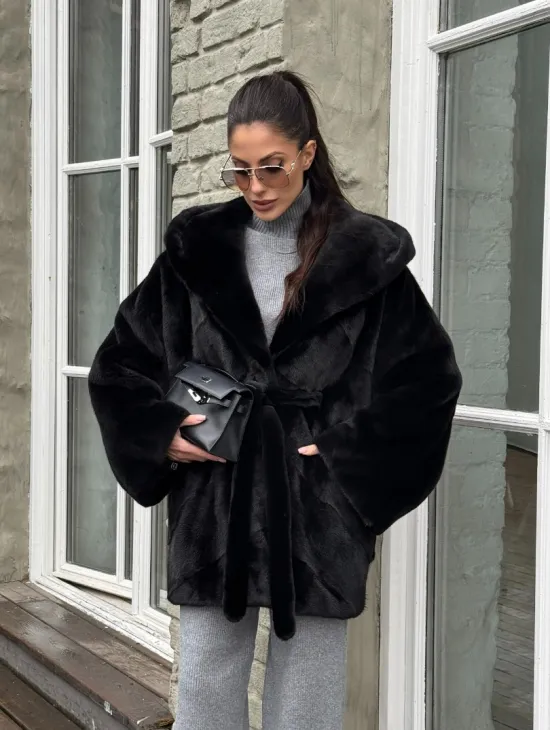 Шуба из канадской норки с капюшоном кобра, фасон летучая мышь