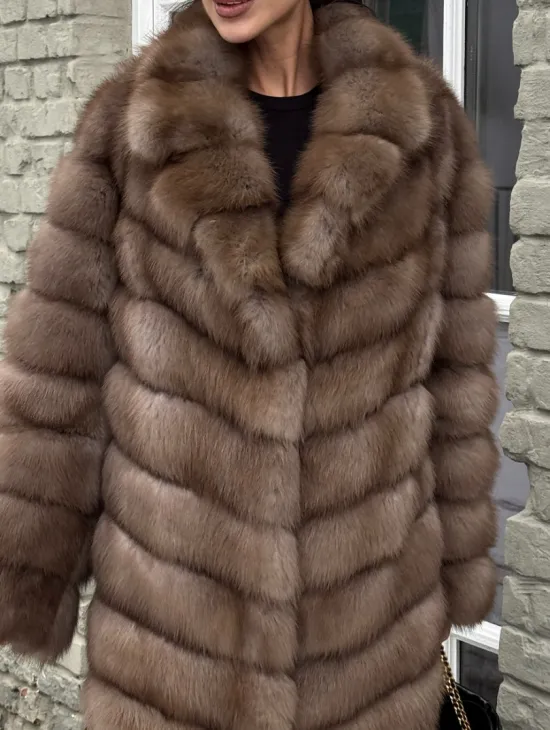 Длинная шуба из меха куницы