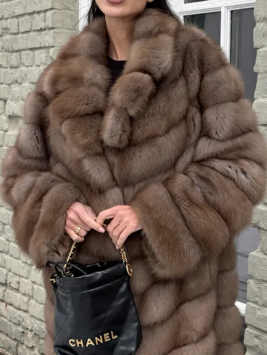Длинная шуба из меха куницы