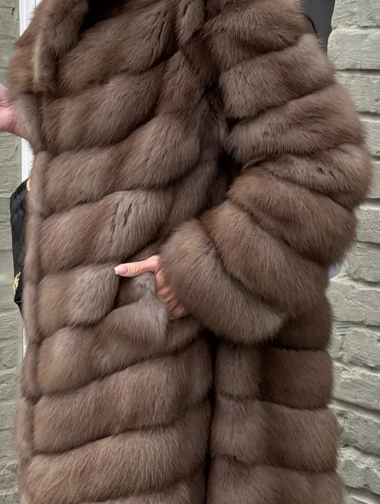 Длинная шуба из меха куницы