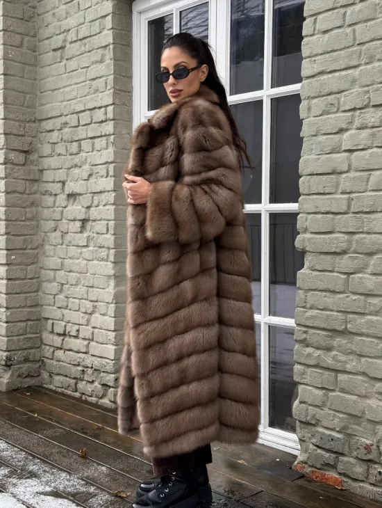 Длинная шуба из меха куницы