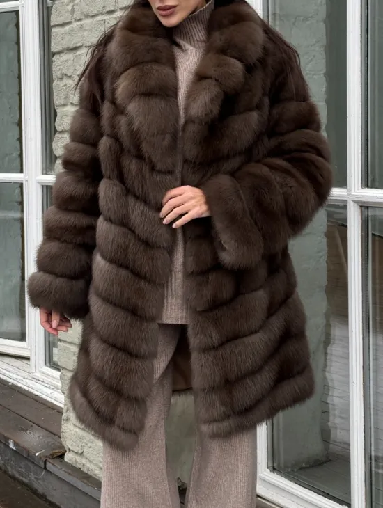 Шуба из меха куницы средней длины цвет темный соболь