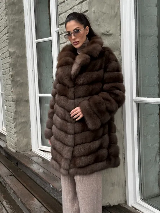 Шуба из меха куницы средней длины цвет темный соболь