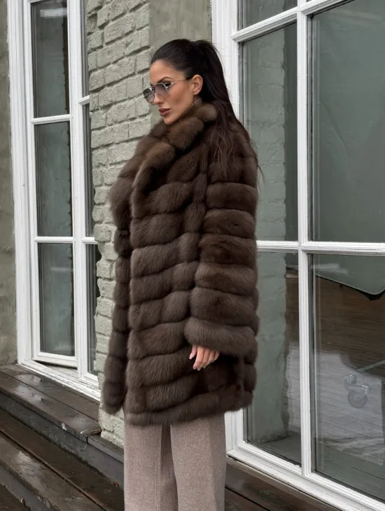 Шуба из меха куницы средней длины цвет темный соболь