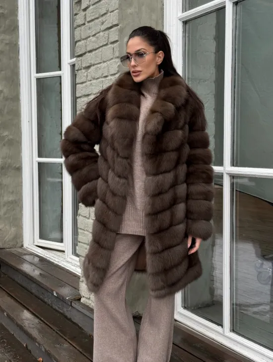 Шуба из меха куницы средней длины цвет темный соболь
