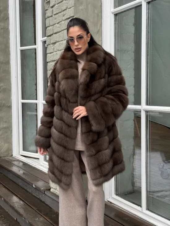 Шуба из меха куницы средней длины цвет темный соболь