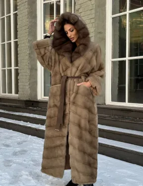 Длинная норковая шуба в цвете пастель с капюшоном из натуральной куницы