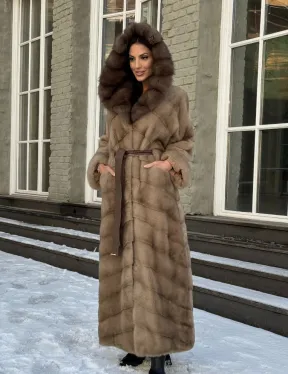 Длинная норковая шуба в цвете пастель с капюшоном из натуральной куницы