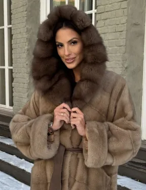 Длинная норковая шуба в цвете пастель с капюшоном из натуральной куницы