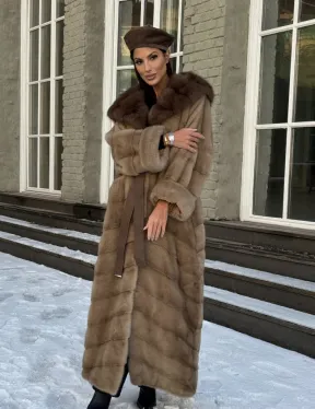 Длинная норковая шуба в цвете пастель с капюшоном из натуральной куницы