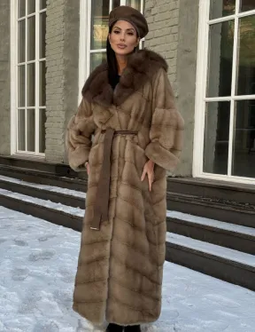 Длинная норковая шуба в цвете пастель с капюшоном из натуральной куницы