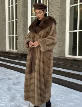 Длинная норковая шуба в цвете пастель с капюшоном из натуральной куницы