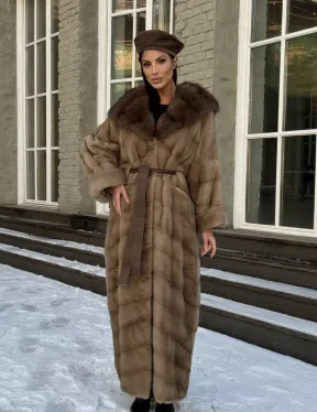 Длинная норковая шуба в цвете пастель с капюшоном из натуральной куницы