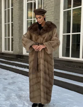 Длинная норковая шуба в цвете пастель с капюшоном из натуральной куницы