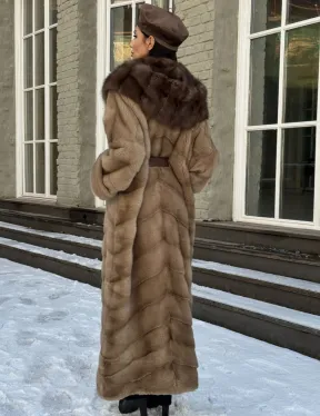 Длинная норковая шуба в цвете пастель с капюшоном из натуральной куницы
