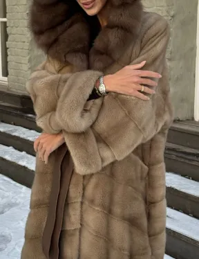 Длинная норковая шуба в цвете пастель с капюшоном из натуральной куницы