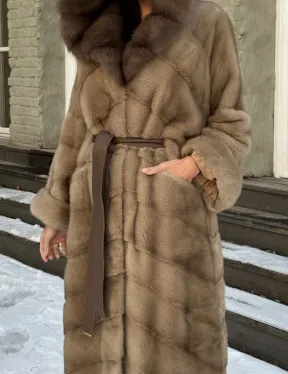 Длинная норковая шуба в цвете пастель с капюшоном из натуральной куницы