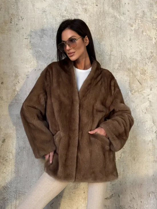 Бежевая норковая шуба - автоледи из меха скандинавской норки с воротником V-образным