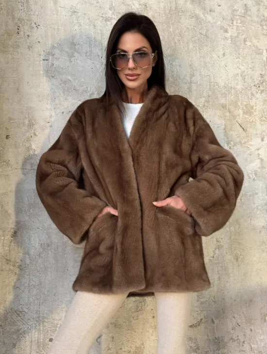 Бежевая норковая шуба - автоледи из меха скандинавской норки с воротником V-образным