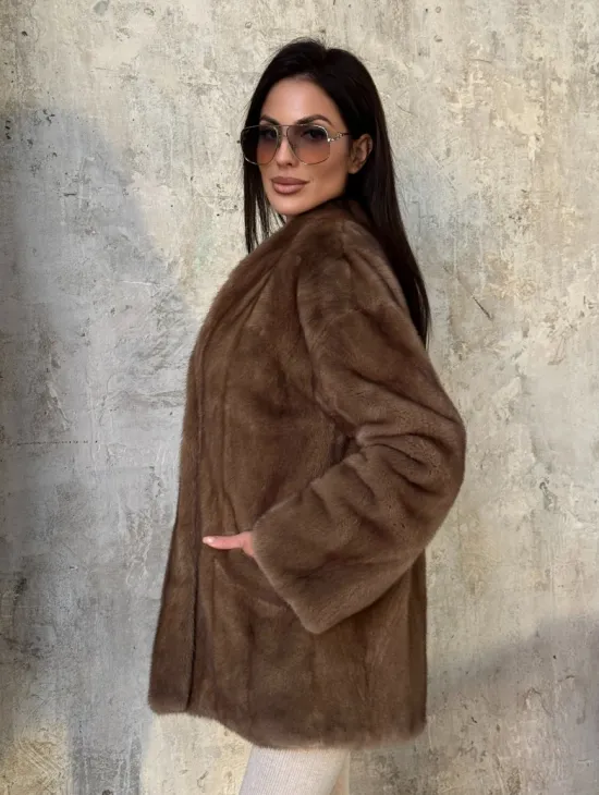 Бежевая норковая шуба - автоледи из меха скандинавской норки с воротником V-образным