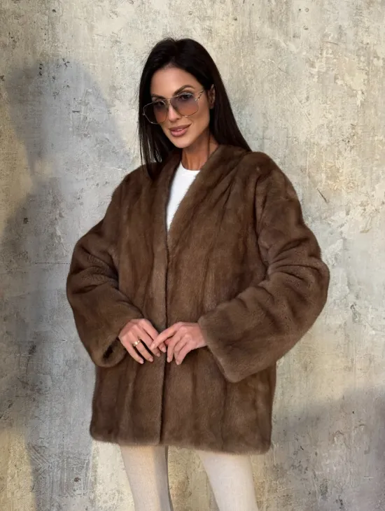 Бежевая норковая шуба - автоледи из меха скандинавской норки с воротником V-образным