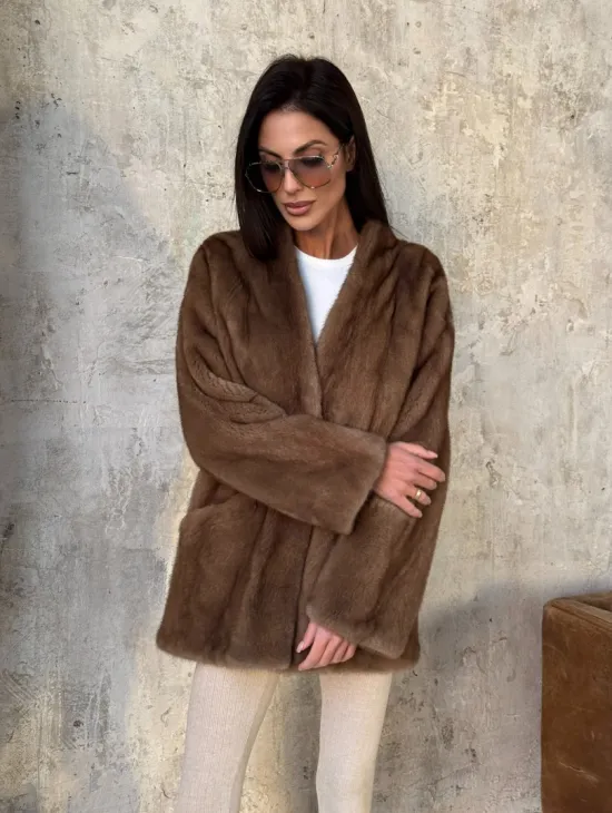 Бежевая норковая шуба - автоледи из меха скандинавской норки с воротником V-образным