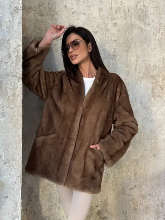 Бежевая норковая шуба - автоледи из меха скандинавской норки с воротником V-образным