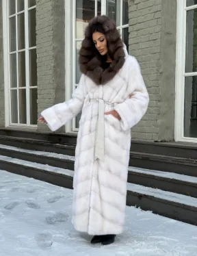 Белая длинная норковая шуба с капюшоном из натуральной куницы