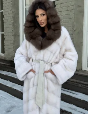 Белая длинная норковая шуба с капюшоном из натуральной куницы