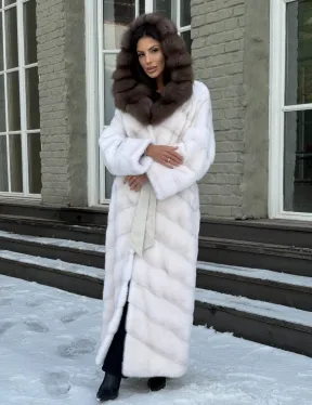 Белая длинная норковая шуба с капюшоном из натуральной куницы