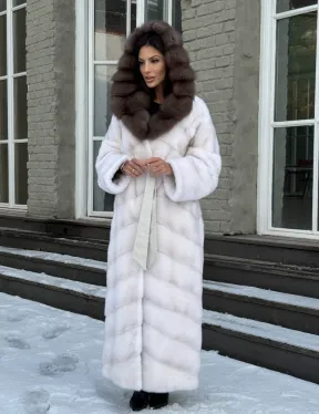 Белая длинная норковая шуба с капюшоном из натуральной куницы