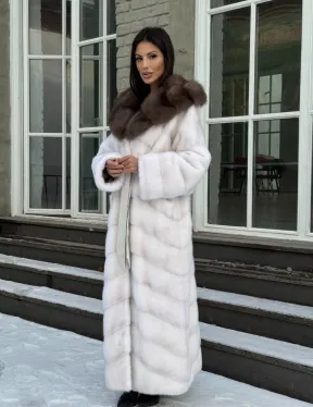 Белая длинная норковая шуба с капюшоном из натуральной куницы