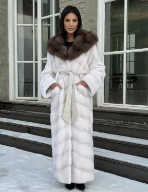 Белая длинная норковая шуба с капюшоном из натуральной куницы