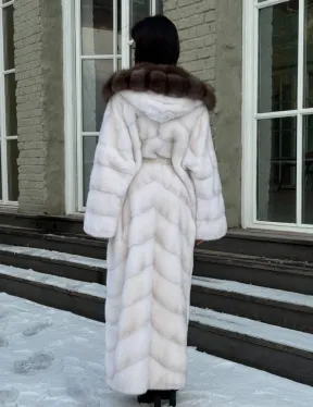 Белая длинная норковая шуба с капюшоном из натуральной куницы