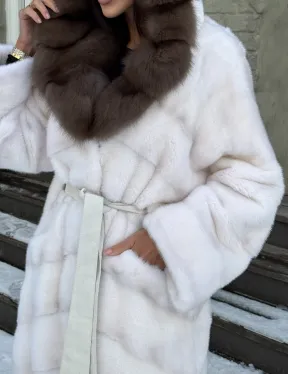 Белая длинная норковая шуба с капюшоном из натуральной куницы