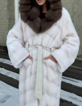 Белая длинная норковая шуба с капюшоном из натуральной куницы