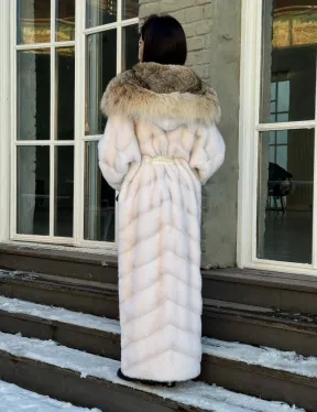 Белая длинная норковая шуба - кимоно с капюшоном из меха рыси