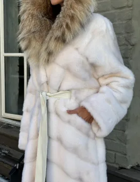 Белая длинная норковая шуба - кимоно с капюшоном из меха рыси