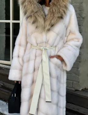 Белая длинная норковая шуба - кимоно с капюшоном из меха рыси