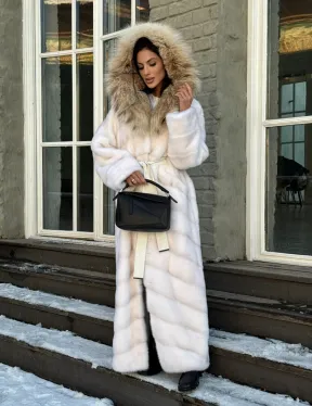 Белая длинная норковая шуба - кимоно с капюшоном из меха рыси