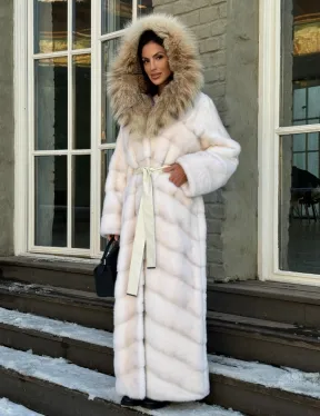 Белая длинная норковая шуба - кимоно с капюшоном из меха рыси