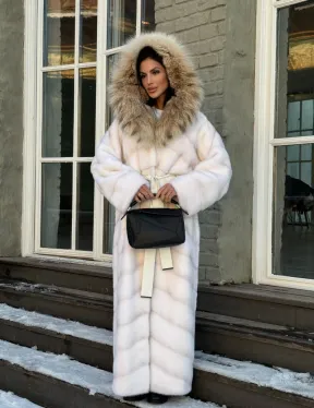 Белая длинная норковая шуба - кимоно с капюшоном из меха рыси