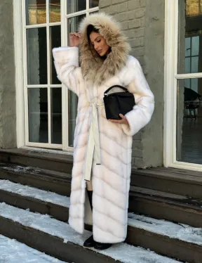 Белая длинная норковая шуба - кимоно с капюшоном из меха рыси