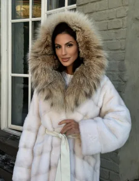 Белая длинная норковая шуба - кимоно с капюшоном из меха рыси