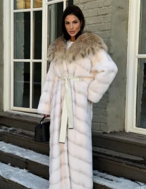 Белая длинная норковая шуба - кимоно с капюшоном из меха рыси