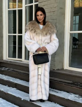 Белая длинная норковая шуба - кимоно с капюшоном из меха рыси